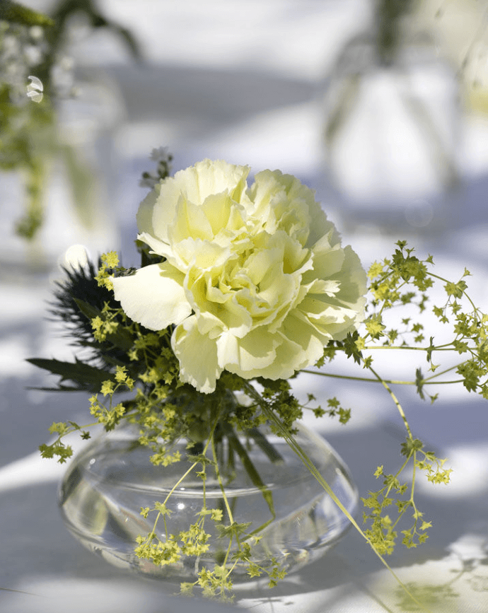 Blomsteroppsett på dekket bord