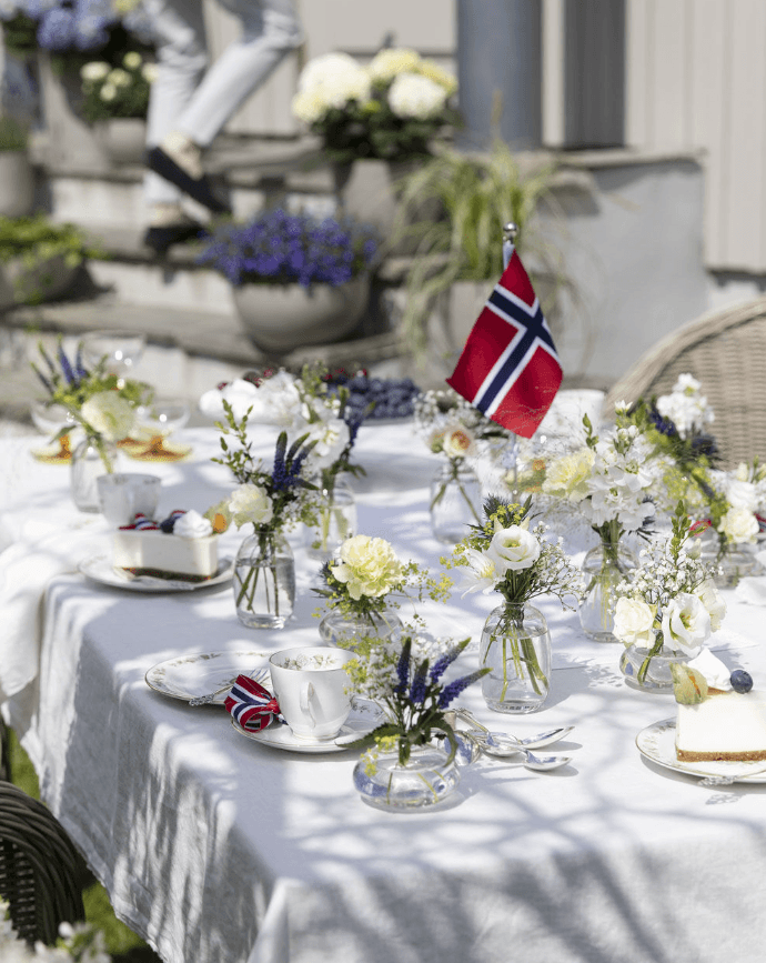 Bord dekorert med flagg