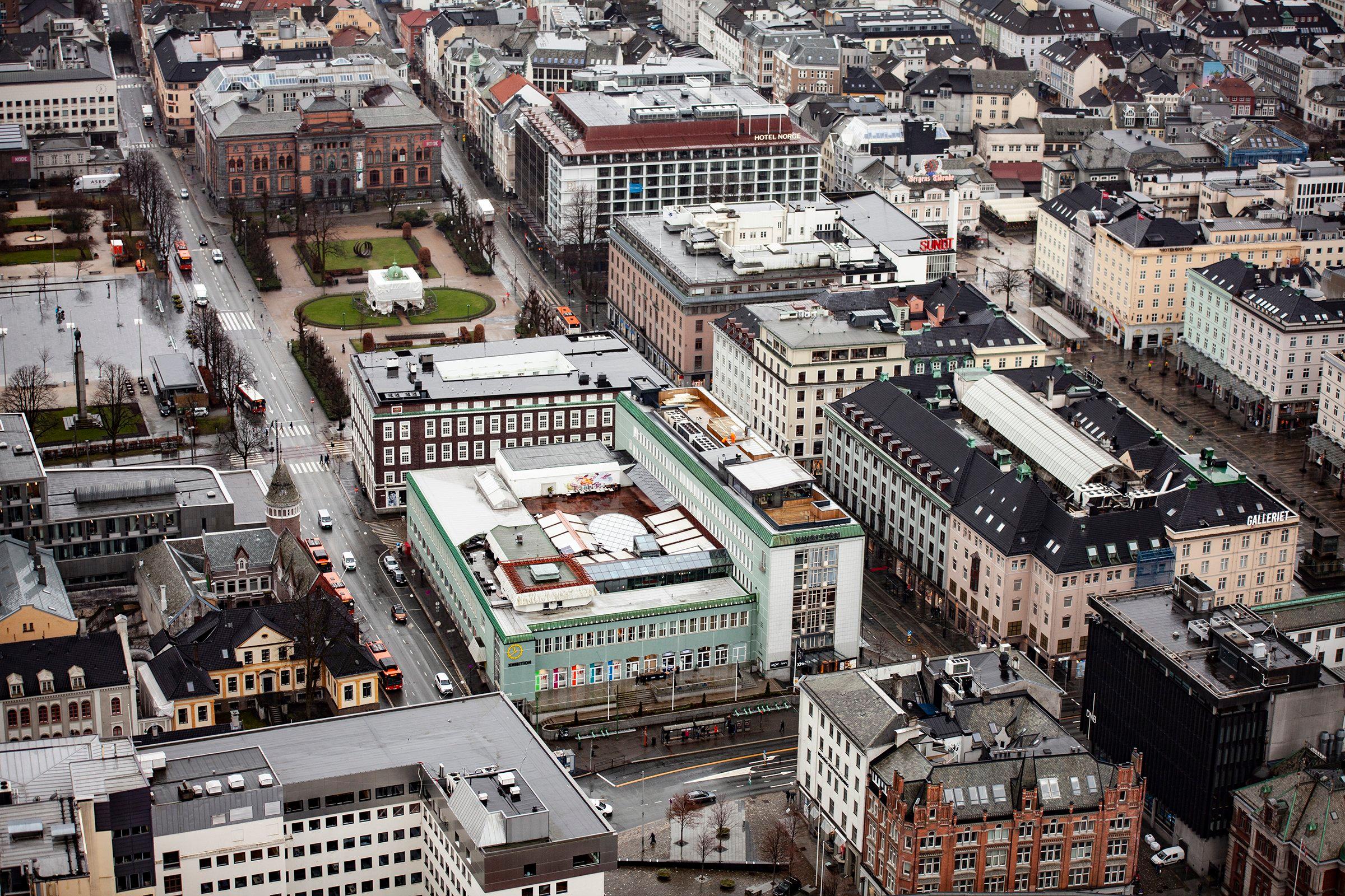 dronebilde av Xhibition og nærområde